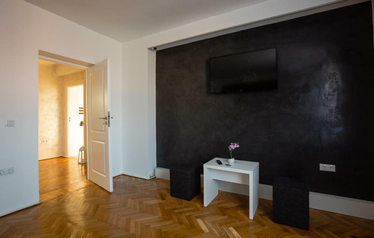 White Spacious Apartment Sibiu Exterior photo