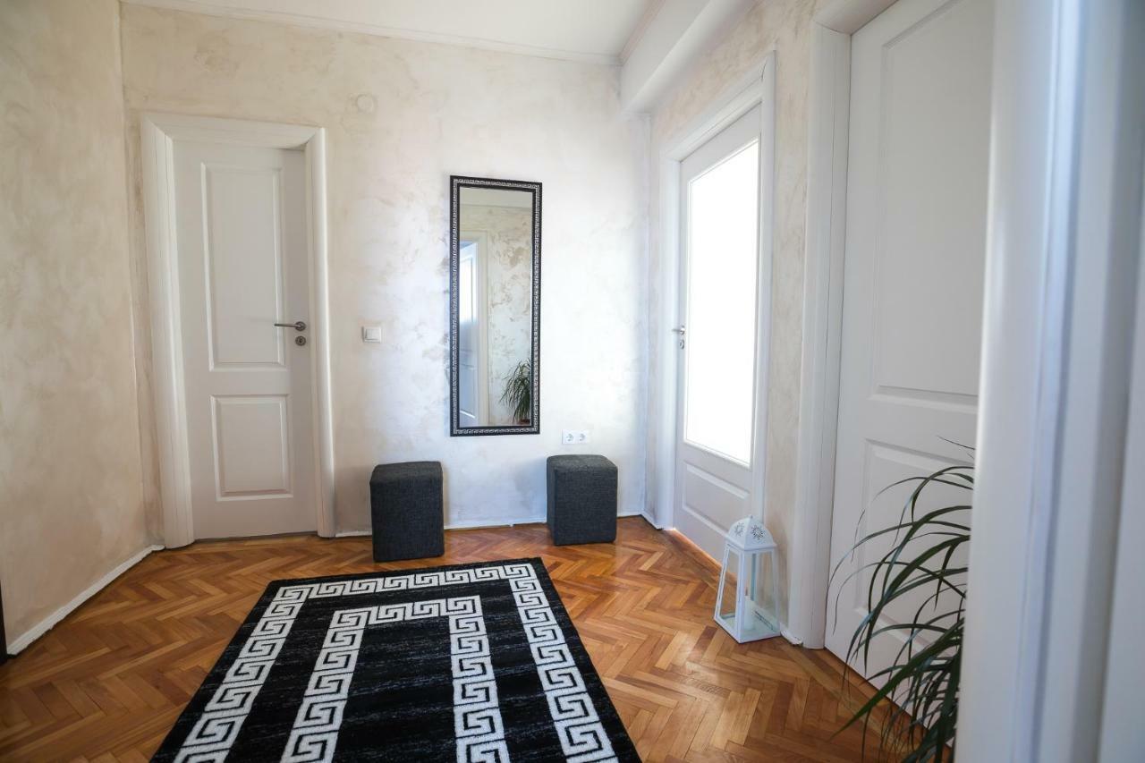 White Spacious Apartment Sibiu Exterior photo